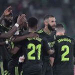 Kapten Real Madrid Karim Benzema (kanan) melakukan selebrasi dengan rekan setimnya usai mencetak gol kedua lawan Elche dalam pertandingan Liga Spanyol pada 20 Oktober 2022.