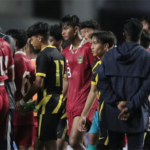 Arkhan Kaka mendapatkan banyak support dari sejumlah pemain Malaysia U-17 usai pertandingan.