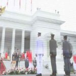 Presiden Joko Widodo (Jokowi) menjadi inspektur upacara dalam perayaan Hari Ulang Tahun ke-77 TNI yang digelar di Istana Merdeka, Jakarta, Rabu (5/10). (fOTO: ANTARA/Indra Arief)