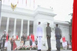 Presiden Joko Widodo (Jokowi) menjadi inspektur upacara dalam perayaan Hari Ulang Tahun ke-77 TNI yang digelar di Istana Merdeka, Jakarta, Rabu (5/10). (fOTO: ANTARA/Indra Arief)