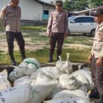 Anggota Polsek Salahutu menggagalkan penyelundupan ribuan liter Miras jenis sopi di dermaga penyeberangan Hunimual, desa Liang.