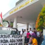 Demo Aliansi Masyarakat Adat Aru di depan Kantor Bupati Kepulauan Aru.