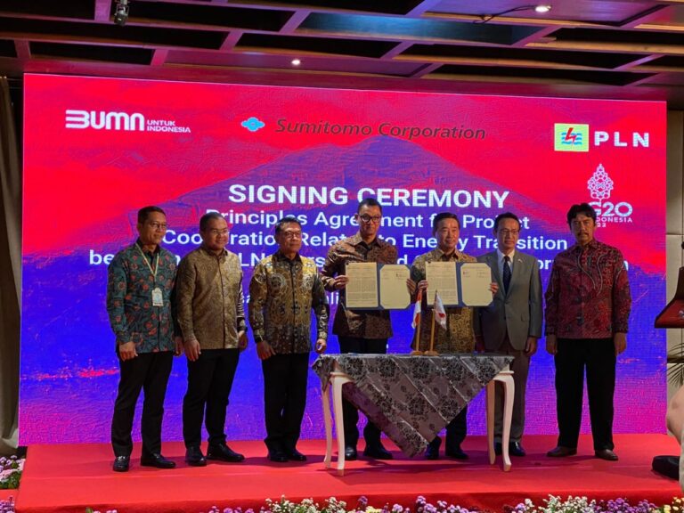 The Signing Ceremony of Principles Agreement for Project Cooperation Related to Energy Transition between PLN and Sumitomo Corporation yang digelar di sela-sela perhelatan G20 di Hotel Intercontinental Sanur Denpasar, Minggu (13/11).