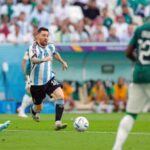 Pemain Argentina Lional Messi bermain melawan Arab Saudir.