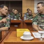 Panglima TNI Jenderal TNI Andika Perkasa (kanan) berbincang dengan Kasal Laksamana TNI Yudo Margono.