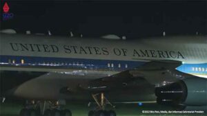 pesawat Air Force One usai mendarat di Bandara Internasional I Gusti Ngurah Rai, Kabupaten Badung, Provinsi Bali, pada Minggu, 13 November 2022.