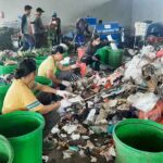 Pekerja memilah sampah organis dan unorganik di TPS 3R Uma Asri Ubung Kaja. (Foto: M-003)