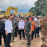 Presiden Joko Widodo meninjau langsung lokasi terdampak gempa bumi di Kecamatan Cugenang, Kabupaten Cianjur, pada Selasa, 22 November 2022.