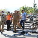 upati Jembrana I Nengah Tamba melakukan pengecekan terhadap wilayah terdampak abrasi di Banjar Pebuahan, desa Banyubiru, Senin (31/10).