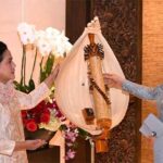 Ibu Iriana dan Madam Peng Bertukar Alat Musik Tradisional