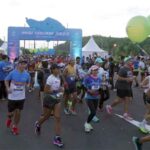 Peserta lari Misi Lestari 2022: #MissionOfTheOcean saat mulai lari di Waduk Tukad Badung, Denpasar, Minggu (27/11).