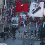 Keamanan dan ambulans di tempat kejadian setelah ledakan di pejalan kaki populer Istanbul Istiklal Avenue, Minggu, 13 November 2022.