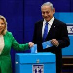 Benyamin Netanyahu bersama istri Sara saat memberikan suara dalam Pemilu Istrael.