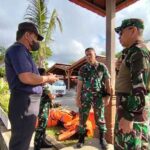 Sekda Kota Denpasar IB Alit Wiradana berbincang dengan Pangdam IX/Udayana Mayjen TNI Sonny Aprianto saat meninjau kegiatan pembersihan sampah.