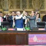 Presiden Jokowi menyerahkan palu kepemimpinan G20 kepada Perdana Menteri India Narendra Damodardas Modi pada penutupan Working Session 3 KTT G20 2022 di Nusa Dua, Bali, Rabu (16/11/2022).