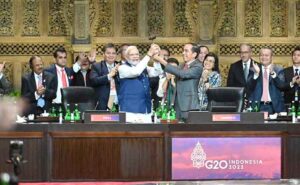 Presiden Jokowi menyerahkan palu kepemimpinan G20 kepada Perdana Menteri India Narendra Damodardas Modi pada penutupan Working Session 3 KTT G20 2022 di Nusa Dua, Bali, Rabu (16/11/2022).