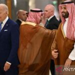 Putra Mahkota Saudi Mohammed bin Salman (kanan) dan Presiden AS Joe Biden menghadiri KTT Keamanan dan Pembangunan Jeddah di Jeddah, Arab Saudi, Sabtu (16/7/2022).