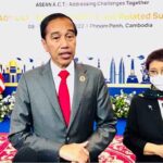 Presiden Joko Widodo (Jokowi) didampingi Menteri Luar Negeri Retno Marsudi saat menyampaikan keterangan kepada awak media di sela-sela KTT ASEAN yang digelar di Sokha Hotel, Phnom Penh, Kamboja, Jumat, 11 November 2022.