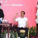 Presiden Joko Widodo melakukan vaksinasi Covid-19 penguat kedua yang digelar di halaman Istana Kepresidenan Bogor, Jawa Barat, pada Kamis, (24/11/2022).