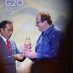 Presiden Jokowi menerima penghargaan Global Citizen Award dari Atlantic Council dalam acara Global Food Security Forum yang digelar di Kecak Ballroom, Sofitel Nusa Dua Beach Resort, Badung, Bali,