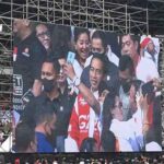 Presiden Joko Widodo (Jokowi) menghadiri silaturahmi relawan Gerakan Nusantara Bersatu di Stadion Gelora Bung Karno (GBK), Senayan, Jakarta, Sabtu (26/11).