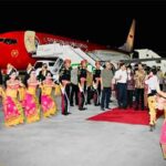 Presiden Joko Widodo dan Ibu Iriana Joko Widodo tiba di Bandara Internasional I Gusti Ngurah Rai, Kabupaten Badung, Provinsi Bali, pada Senin malam, 7 November 2022.