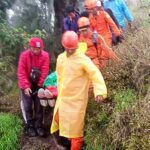 Tim SAR gabungan mengevakuasj jenasah seorang WNA asal Amerika Serikat yang terpeleset saat melakukan pendakian di Gunung Agung, Karangasem, Jumat (18/11/2022). (Foto: Ist)