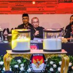 Ketua KPU Hasyim Asy'ari (tengah) didampingi anggota KPU memimpin Rapat Pleno penetapan nomor urut partai politik peserta Pemilu 2024 di Halaman KPU, Jakarta, Rabu (14/12/2022).