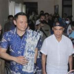 Ketua Umum DPP Partai Demokrat, Agus Harimurti Yudhoyono (kiri), berbincang-bincang dengan Gubernur NTT, Viktor B Laiskodat, saat tiba di bandara El Tari Kupang, NTT Selasa (6/12/2022).