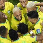 Pemain Brasil merayakan gol kedua dalam laga melawan Korea Selatan 16 besar Piala Dunia 2022 yang berlangsung di 974 Stadium, Selasa (06/12/2022).