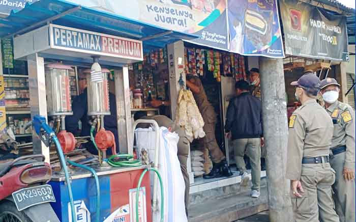 Petugas melaksanakan sidak ke sejumlah warung kelontong di wilayah Abiansemal, Badung.