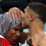Bintang timnas Maroko Achraf Hakimi mencium ibunya di Piala Dunia 2022.