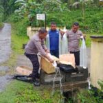 Hasil sitaan minuman tradisional jenis sopi di musnakan di depan Mapolse Nusalaut.