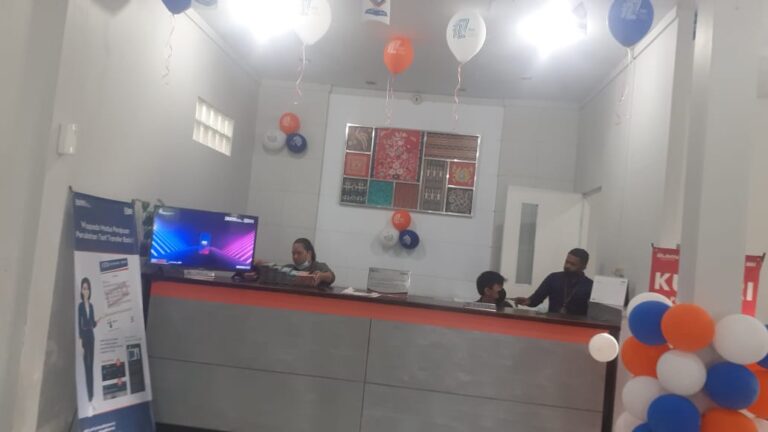 Aktivitas di dalam ruangan Bank BRI Unit Dobo, Kabupaten Kepulauan Aru.