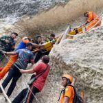 Tim SAR gabungan melakukan evakuasi WNA Hongkong yang mengalami cedera di Diamond Beach, Nusa Penida, Rabu (14/12/2022).