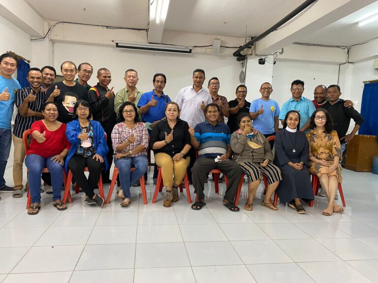 Foto bersama panitia pentahbisan usai rapat perdana di Gereja Katedral Sabtu (17/12). (Menitini/M-003)