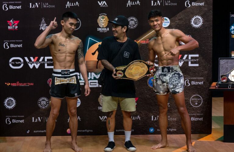 Prosesi timbang berat badan atlet Muaythai sebelum pertarungan digelar pada Minggu sore di parkir Mall Bali Galeria, Kuta, Bali. (Foto: Menitini/M-007)