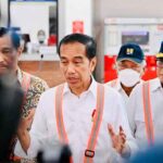 Presiden Joko Widodo saat menyampaikan keterangan kepada awak media usai meresmikan Stasiun Manggarai, Jakarta, Senin (26/12/2022).