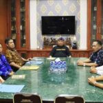 Bupati Jembrana I Nengah Tamba usai tahap wawancara kandidat direksi Perumda Jembrana. (Foto: Menitini/M-011)