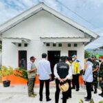 Presiden Joko Widodo meninjau rumah contoh tahan gempa di Yonif Raider 300, Kecamatan Karangtengah, Kabupaten Cianjur, Provinsi Jawa Barat, pada Kamis (8/12/2022).