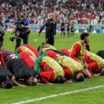 Para pemain Maroko merayakan kemenangan atas Spanyol pada babak 16 besar Piala Dunia 2022.