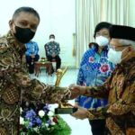 Wakil Presiden K.H. Ma’ruf Amin menyerahkan Anugerah Penilaian Peringkat Kinerja Perusahaan dalam Pengelolaan Lingkungan (PROPER) kategori Emas dari Kementerian Lingkungan Hidup dan Kehutanan kepada PT Tirta Investama – Pabrik Mambal (AQUA Mambal).