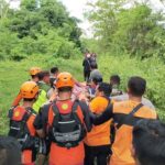 Tim Basarnas Bali mengevakuasi Dadong Ni Wayan Janglek.