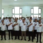 Bupati Jembrana I Nengah Tamba secara simbolis kepada perbekel masing - masing desa, Rabu (7/12) di Gedung Kesenian Ir Soekarno bersamaan dengan rapat koordinasi seluruh Perbekel dan Ketua BPD se-Jembrana.