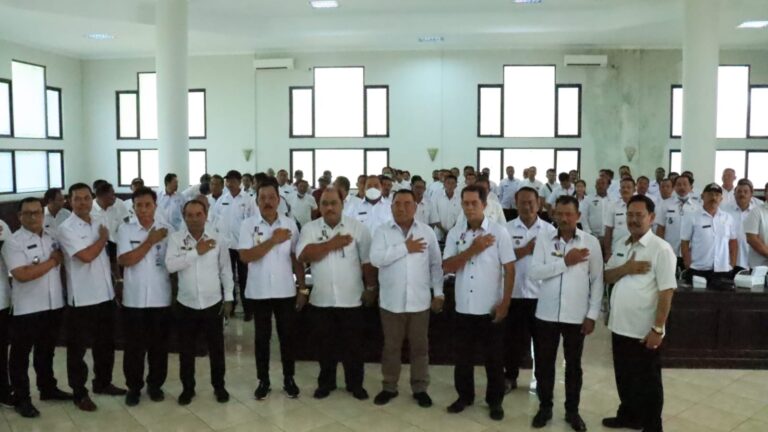 Bupati Jembrana I Nengah Tamba secara simbolis kepada perbekel masing - masing desa, Rabu (7/12) di Gedung Kesenian Ir Soekarno bersamaan dengan rapat koordinasi seluruh Perbekel dan Ketua BPD se-Jembrana.