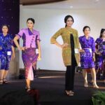 Peserta Fashion Show Tenun Bali digelar dalam rangka Hari Ibu di Sentra Tenun Kabupaten Jembrana, Jumat (23/12/2022).