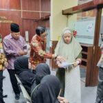 Ketua DPR RI (H.C) Puan Maharani saat melakukan peninjauan program pasporisasi di KJRI Jeddah, Saudi, Rabu (7/12/2022).