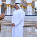 Presiden Joko Widodo berbincang dengan Khalid bin Mohamed bin Zayed Al Nahyan di Masjid Raya Sheikh Zayed, Kota Surakarta, pada Minggu, 11 Desember 2022.