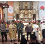 Kapolri Jenderal Polisi Drs. Listyo Sigit Prabowo, M.Si. Bersama Panglima TNI Laksamana Yudo Margono mengunjungi Gereja Katedral di Jakarta untuk meninjau pelaksanaan malam misa Natal, Sabtu (24/12/2022).