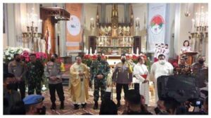 Kapolri Jenderal Polisi Drs. Listyo Sigit Prabowo, M.Si. Bersama Panglima TNI Laksamana Yudo Margono mengunjungi Gereja Katedral di Jakarta untuk meninjau pelaksanaan malam misa Natal, Sabtu (24/12/2022).